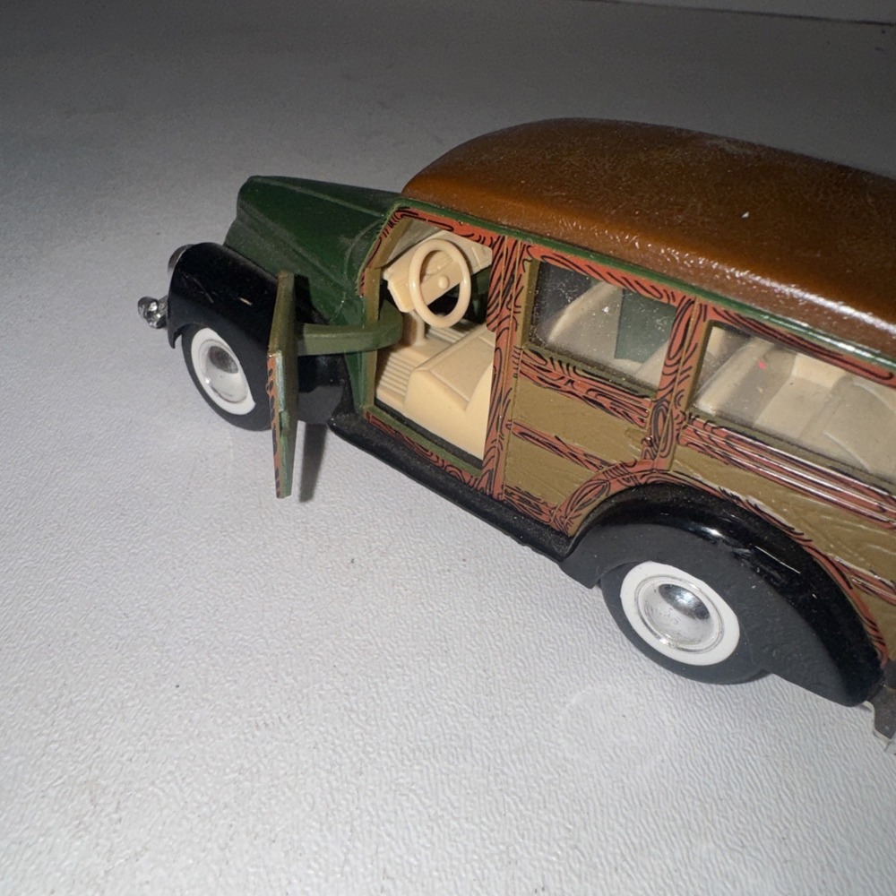 Superior 1940 Ford Woody Wagon - diecast car with pull-back motor - 1:43-scale - Picture 3 of 10
